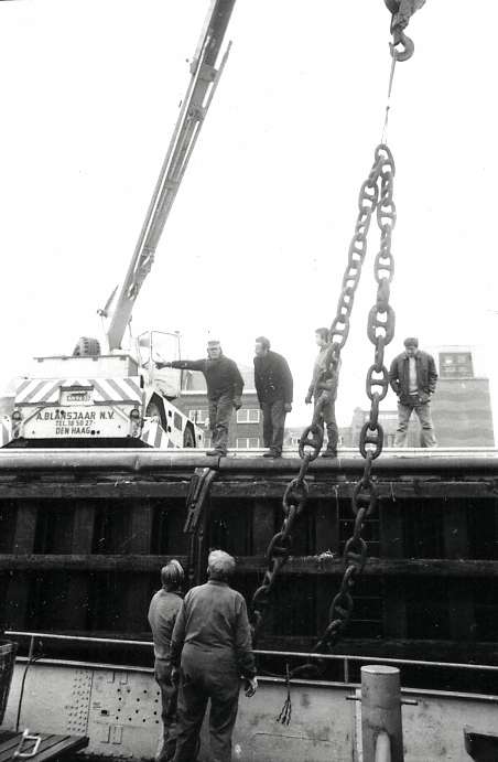 Anchor Chain lifted by Crane