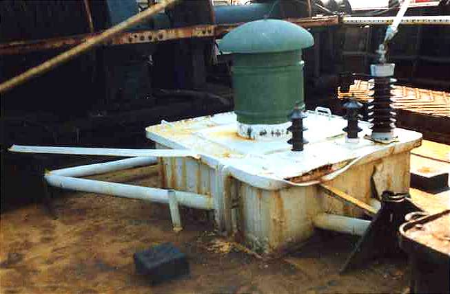 Antenna deck insulator Antenna deck insulator