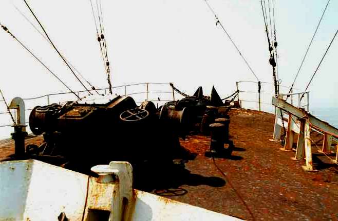 Fore peak anchor controls Fore peak anchor controls