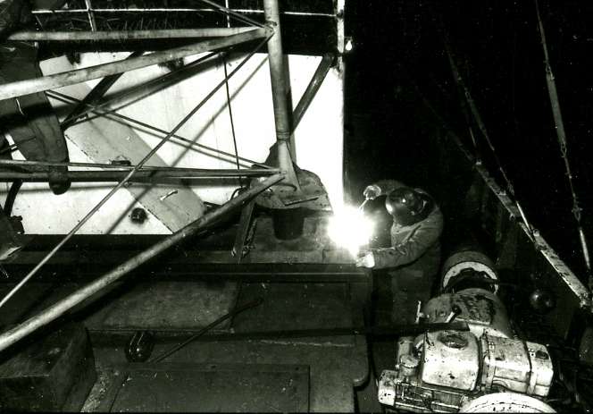 Welding mast base to ship