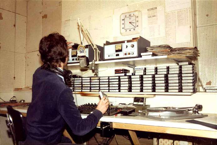 Kevin Turner grabs a cart'